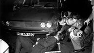 Beamte sichern den Wagen mit der Leiche von Hanns Martin Schleyer, die am 19.10.1977 im Kofferraum gefunden wurde