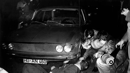Beamte sichern den Wagen mit der Leiche von Hans Martin Schleyer, die am 19.10.1977 im Kofferraum gefunden wurde
