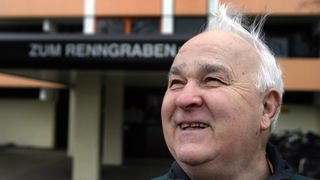  Der ehemalige Polizist Ferdinand Schmitt steht vor dem Hochhaus "Zum Renngraben 8" in Erftstadt-Liblar (Aufnahme vom 18.03.2007)