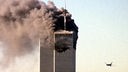 Flugzeug steuert auf den noch unversehrten Turm des World Trade Centers zu