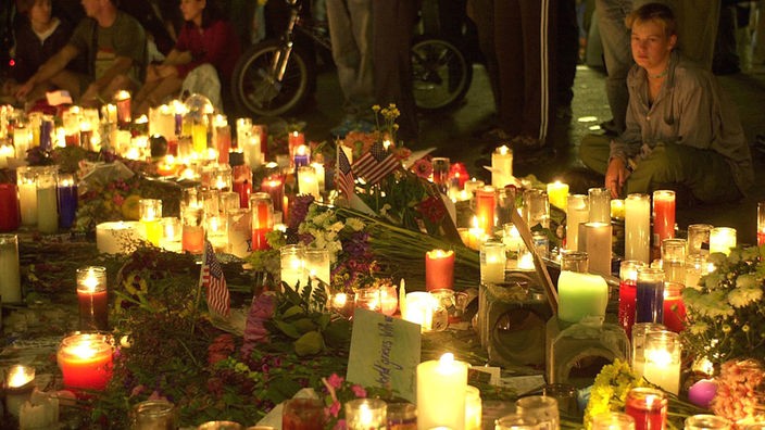 Kerzen und Gedenkarten stehen am Union Square in New York für die Opfer des Terrors