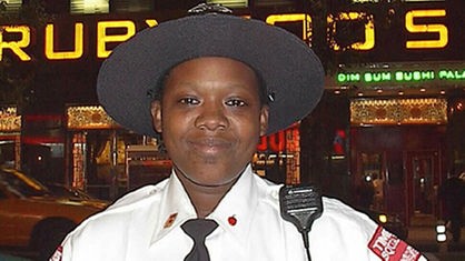 Polizistin Melinda lächelt am Times Square in die Kamera