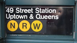 Buchstaben NRW am U-Bahn-Eingang in New York