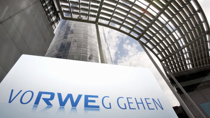 RWE-Zentrale in Essen, davor Schild "VoRWEg gehen"
