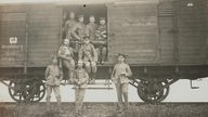 Soldaten sitzen in einem Zugwagon mit Feldpost
