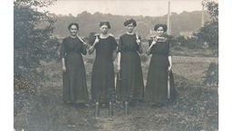 Frauen halfen im Ersten Weltkrieg auf der Hütte aus. Die von ihnen gefertigten Granatenhülsen dienen hier als Vase.