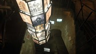 Beleuchtete Porträts im Treppenhaus der Bunkeranlage