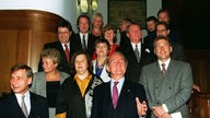 Clement, Wolfgang unten links, mit dem NRW-Kabinett, den Abgeordneten der SPD und Grünen 1995