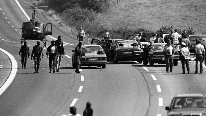 Die Geiselnehmer werden am 18.08.1988 von der Polizei auf der Autobahn A3 bei Bad Honnef gestoppt 