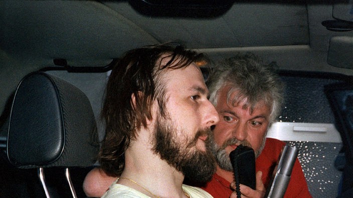 Entführer Hans-Jürgen Rösner sitzt zusammen mit einem Journalisten im Wagen und gibt ein Interview