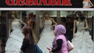 Junge Türkinnen vor einem Brautgeschäft