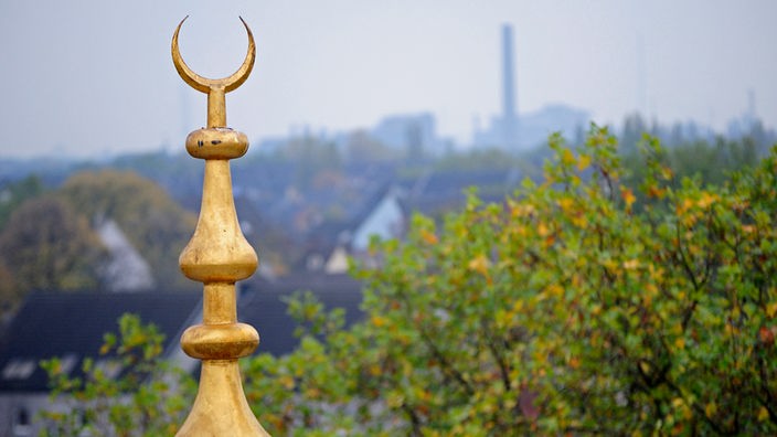 Vergoldeter Halbmond auf der Spitze des Minaretts einer Moschee in Duisburg
