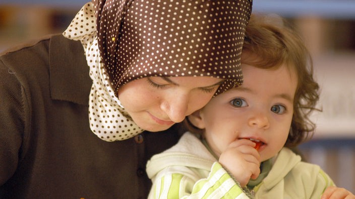 Eine türkische Mutter und ihre Tochter bei der Sprachförderung
