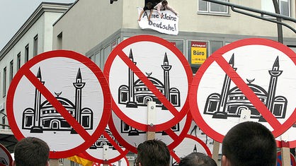Anwohner protestieren gegen eine islamfeindliche Demonstration der Aktion Pro Köln