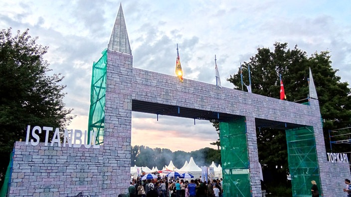 Durch hohe Tore in Steinoptik mit der Aufschrift" Istanbul" gelangen Besucher zum Dortmunder Ramadanfest.