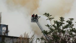 Feuerwehr löscht Brand in Krefeld