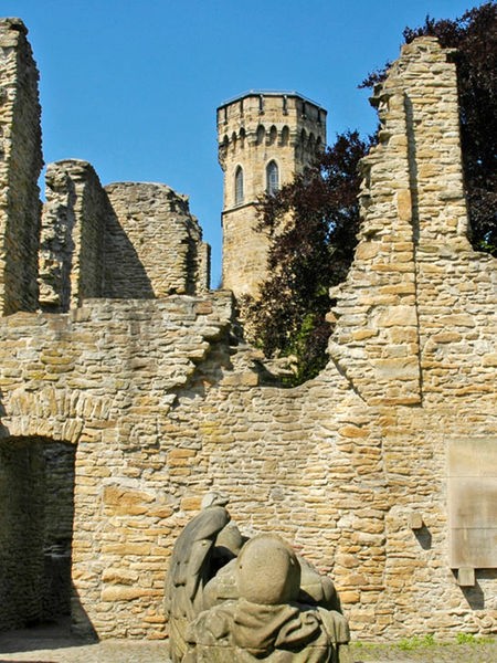 Kriegerdenkmal in der Burgruine mit dem Vincketurm