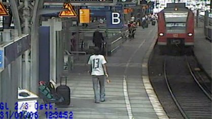 Die Kombination von zwei Videoszenen aus einer Überwachungskamera der Bahn vom Hauptbahnhof in Köln zeigt den mutmaßlichen Bombenleger Jihad H. auf einer Rolltreppe (l) und auf einem Bahnsteig mit Koffer 