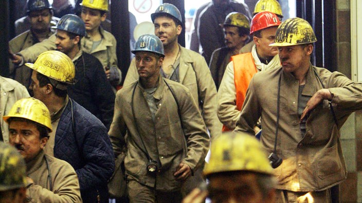 Bergleute betreten das Gebäude der Zeche Bergwerk Ost in Hamm