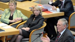 Hannelore Kraft und Sylvia Löhrmann hören Karl-Josef Laumann im Landtag zu