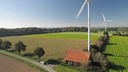 Zwei Windräder vor blauem Himmel im Münsterland
