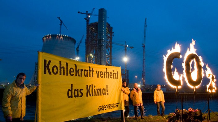 Greenpeace-Aktivisten protestierten mit Transparent und brennendem CO2-Schriftzug vor dem Neubau des Kraftwerks Datteln 4