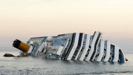 Gekentertes Kreuzfahrtschiff "Costa Concordia" in Schräglage vor dem Hafen von Giglio