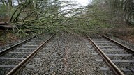 Ein umgestürzter Baum blockiert die Gleise der Bahn bei Essen