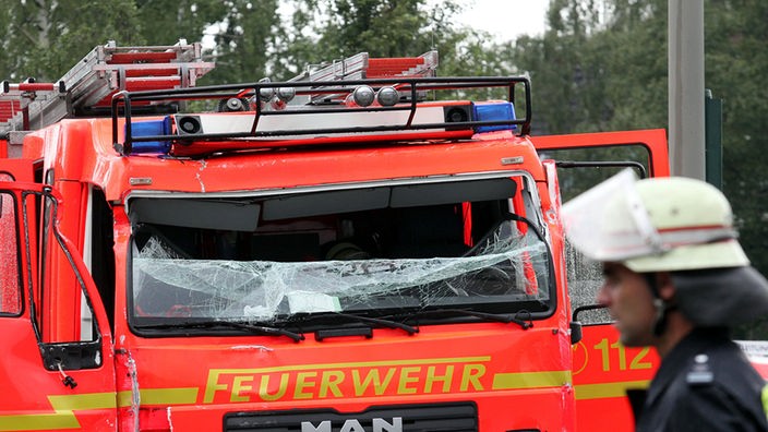 Symbolbild: Feuerwehrfahrzeug mit zerstörter Windschutzscheibe