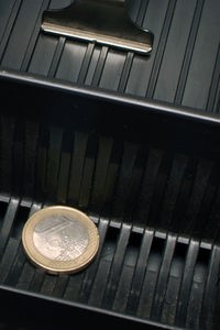 In einer Leeren Kasse liegt ein Euro