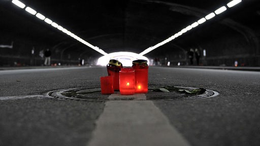 Loveparade Trauer - In der Mitte eines Tunnels steht in Duisburg eine Kerze