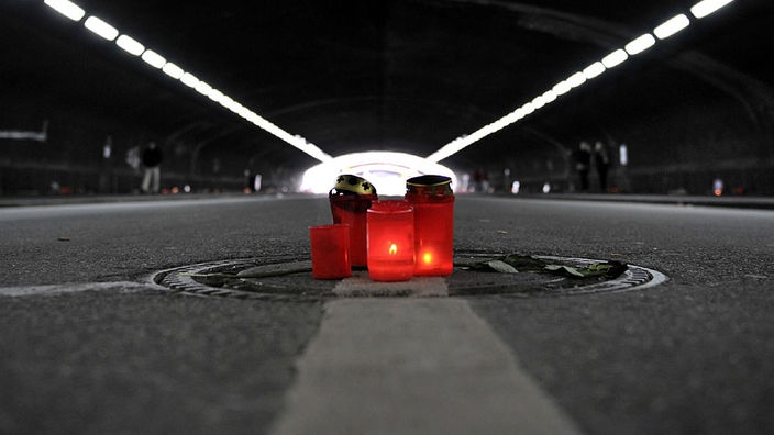 Loveparade Trauer - In der Mitte eines Tunnels steht in Duisburg eine Kerze