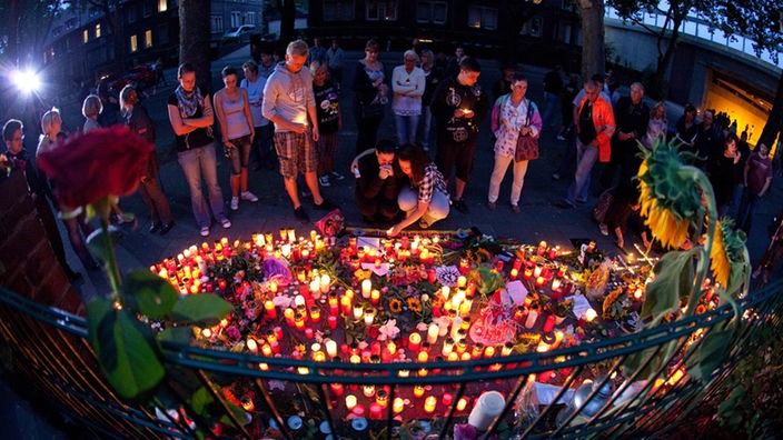 In der Nähe des Unglücksortes haben sich Menschen zum Trauern versammelt und Kerzen niedergelegt