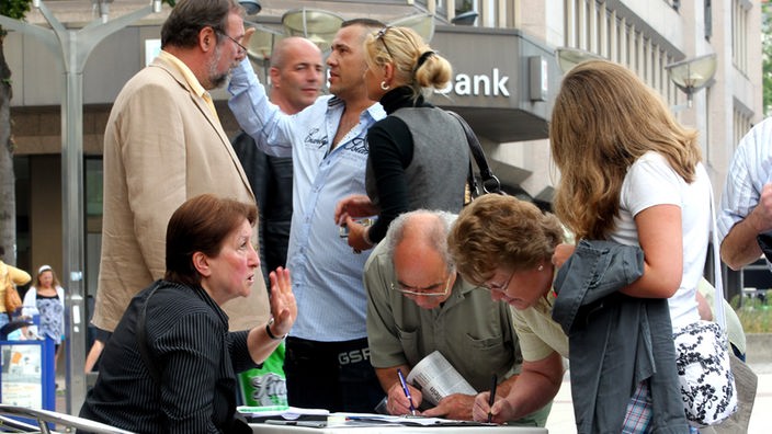 In der Duisburger Innenstadt sammelt Werner Hüsken Unterschriften für ein Abwahlverfahren gegen Adolf Sauerland