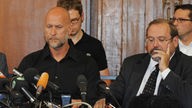 Der Duisburger Oberbürgermeister Adolf Sauerland, Rainer Schaller, Loveparade-Veranstalter, sitzen am Sonntag (25.07.2010) in Duisburg bei einer Pressekonferenz auf dem Podium.