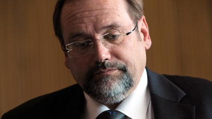  Adolf Sauerland (CDU) steht vor dem Innenausschuss des Landtages in Düsseldorf