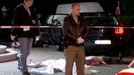 Polizisten stehen vor den Leichen zweier Opfer des Mafia-Mordanschlags in Duisburg