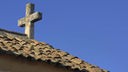 Dach einer Kirche mit Kreuz
