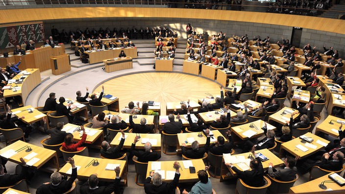 Blick in den Plenarsaal des NRW-Landtages bei der Abstimmung zur Neuwahl am 14.03.2012