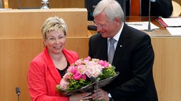 Carina Gödecke bekommt Blumen von Vorgänger Eckhard Uhlenberg