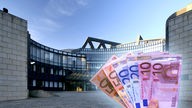 Düsseldorfer Landtag, davor eine Hand mit Geldscheinen