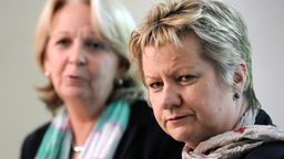 Die nordrhein-westfälische Ministerpräsidentin Hannelore Kraft und die Verhandlungsführerin der Grünen, Sylvia Löhrmann, beantworten in Düsseldorf nach dem zweiten Koalitionsgespräch Fragen der Journalisten