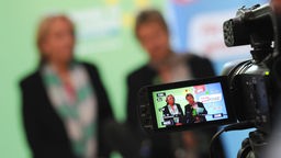 Die nordrhein-westfälische Ministerpräsidentin Hannelore Kraft und die Verhandlungsführerin der Grünen, Sylvia Löhrmann, beantworten in Düsseldorf nach dem zweiten Koalitionsgespräch Fragen der Journalisten