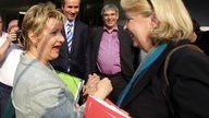 NRW Ministerpräsidentin Hannelore Kraft (SPD, r) und Schulministerin Sylvia Löhrmann (Grüne) begrüßen sich