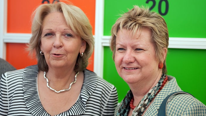 Hannelore Kraft und Sylvia Löhrmann vor einer rot-grünen Wand