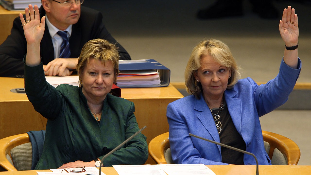 Ministerpräsidentin Hannelore Kraft (SPD, r) und Schulministerin Sylvia Löhrmann (Grüne) stimmen am Mittwoch (14.03.2012) in Düsseldorf der Auflösung des Landtages zu