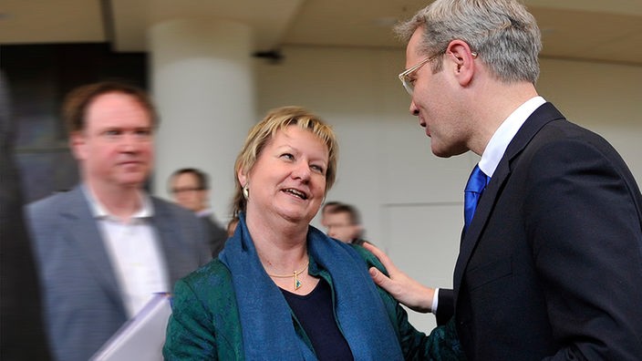 Norbert Röttgen begrüßt Sylvia Löhrmann im Landtag