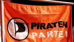 Logo der Piraten Partei auf einer Flagge