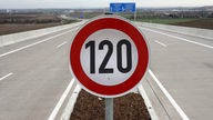 Montage: Geschwindigkeitsbegrenzung 120 auf einer Autobahn