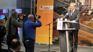 Norbert Röttgen spricht auf einem Podium vor der Presse